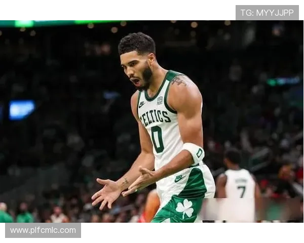 塔图姆面对双人防守毫不畏惧强势出手成功打成三分加罚